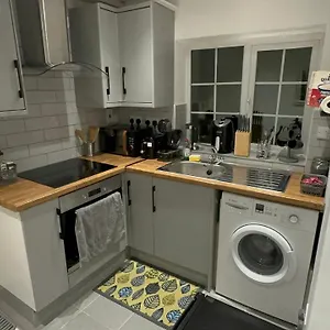 Apartment Entire One Double Bedroom, London