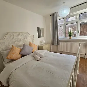 Homestay Towerhill, London